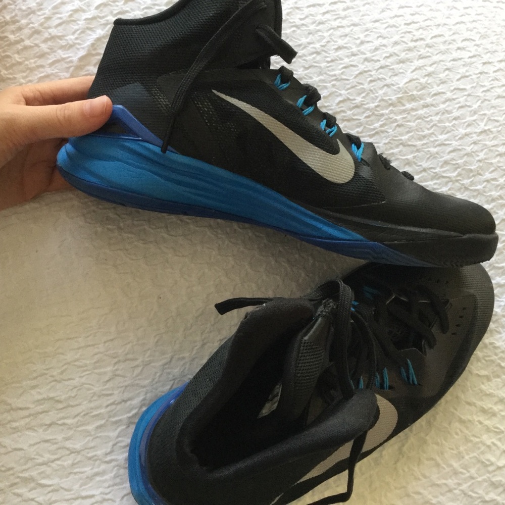 Basketball shoes